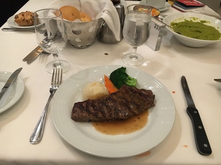 夕食のステーキ