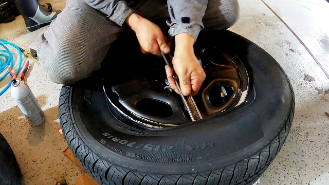 タイヤはホイールに組むことができません