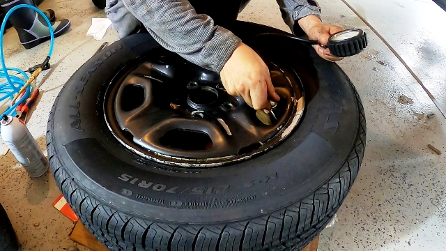 空気圧はタイヤの空気を入れた後に点検します