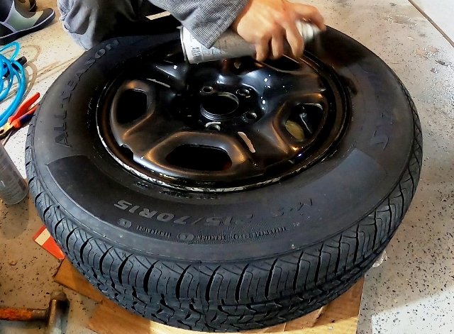 タイヤも黒色なのでノーマスキングで塗装です。